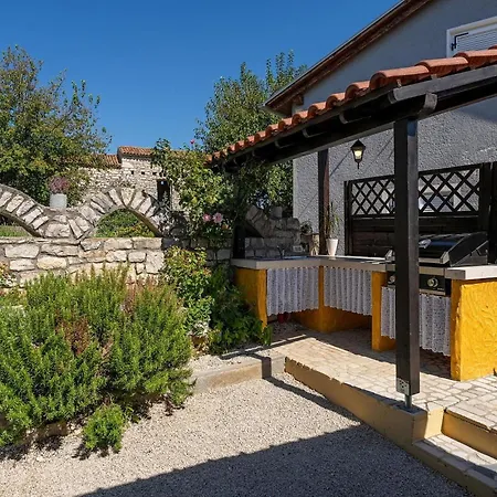 Casa Dvi Mendule Holiday home *